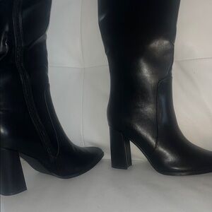 ZZs Sleek Black Leather Heeled Boots
